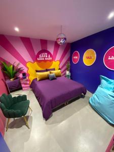 Letto o letti in una camera di Capsule Boogie-Woogie - JACUZZI - SAUNA - BILLARD - JEUX - ECRAN GÉANT - FILET SUSPENDU - NETFLIX