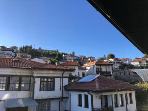 une vue sur un tas de maisons dans une ville dans l'établissement Old City House, à Ohrid