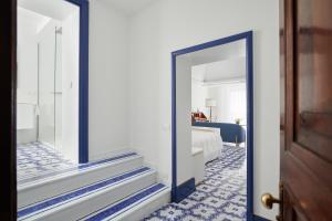 a mirror in a room with a bedroom at Hotel Scalinatella in Capri