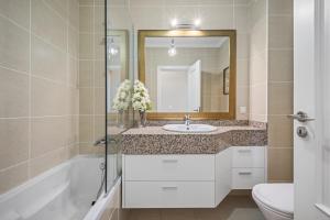 Et badeværelse på Hideaway Apartment by Homie + 9 billeder