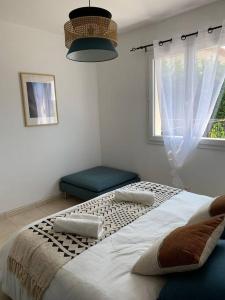 uma cama grande num quarto com uma janela em Maison au cœur du Pic Saint Loup em Sainte-Croix-de-Quintillargues