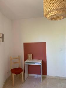 een kleine tafel en een stoel in een kamer bij Maison au cœur du Pic Saint Loup in Sainte-Croix-de-Quintillargues