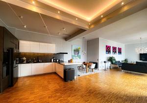 Kuchyň nebo kuchyňský kout v ubytování Luxurious, huge designer Loft, central Kreuzberg