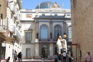 a building with people walking in front of it at Apartaments Centre Figueres in Figueres