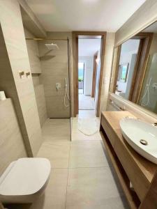 uma casa de banho com um chuveiro, um WC e um lavatório. em Jollien apartmán Gold em Námestovo