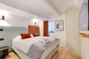 Łóżko lub łóżka w pokoju w obiekcie Incroyable appartement - 3BR-8P - Pl de la Nation
