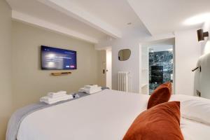Łóżko lub łóżka w pokoju w obiekcie Incroyable appartement - 3BR-8P - Pl de la Nation