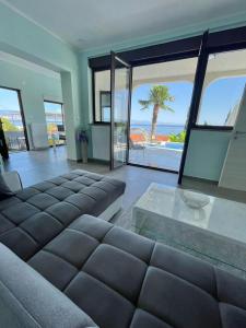un salon avec un canapé et une vue sur l'océan dans l'établissement Villa Nikolla, à Lovran