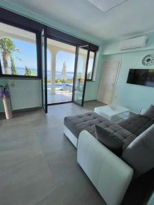 ein Wohnzimmer mit einem Sofa und Meerblick in der Unterkunft Villa Nikolla in Lovran