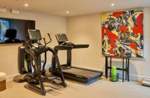 un gimnasio con 2 bicicletas estáticas y una pintura en Avington Estate, en Winchester