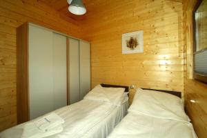 Postel nebo postele na pokoji v ubytování Całoroczny drewniany domek Superior i apartamenty Eko-oaza w Krynica Morska-Piaski