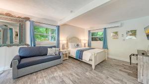 Postel nebo postele na pokoji v ubytování Siesta Key Palms Resort