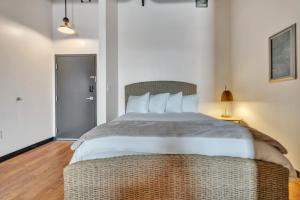 Posteľ alebo postele v izbe v ubytovaní Hoppy Hideaway: Coastal Loft with a Brewery Twist