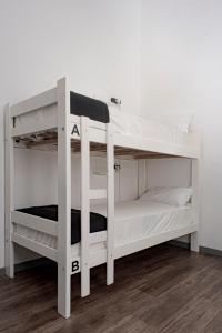 Krevet ili kreveti na kat u jedinici u objektu PH Palermo Hostel