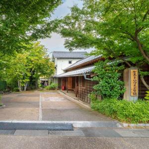 an empty parking lot in front of a building at ゲストハウス小布施 in Obuse