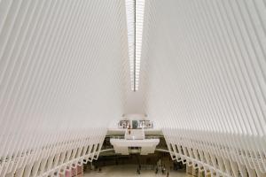 uma grande parede branca com um lavatório na casa de banho em Sonder City Hall Park em Nova York