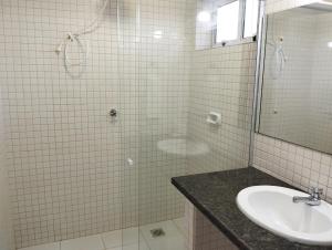 y baño de azulejos blancos con lavabo y ducha. en Gurgueia Park Hotel, en Cristino Castro 14 fotos más