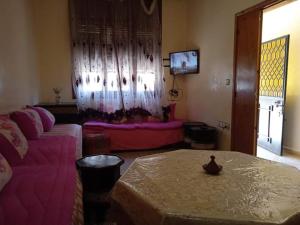 - un salon avec un canapé et une table dans l'établissement Rez-de-chaussée villa touta, à Béni Mellal