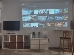 Telewizja i/lub zestaw kina domowego w obiekcie Puerto Banus Apartment near beachfront, big sunny terrace, pool, tennis court, parking & movies projector