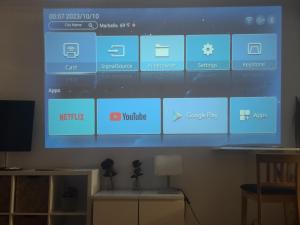 Telewizja i/lub zestaw kina domowego w obiekcie Puerto Banus Apartment near beachfront, big sunny terrace, pool, tennis court, parking & movies projector