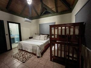 Un dormitorio con una cama grande y una ventana en Villa las Tres Marias 24 personas chef incluido en Jarabacoa