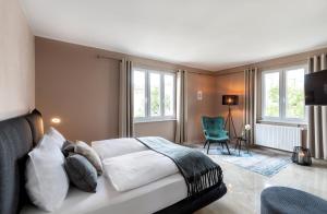 - une chambre avec un lit, une chaise et des fenêtres dans l'établissement PRIMERA Zimmer mit Gemeinschaftsbad, à Singen