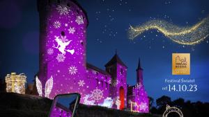 雷謝爾的住宿－Zamek Reszel，紫色的建筑,带圣诞灯