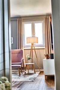 Posezení v ubytování PRIMERA Zimmer mit Gemeinschaftsbad