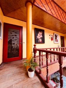 un porche con escalera y puerta roja en Havana Nights Phi Phi en Phi Phi Don