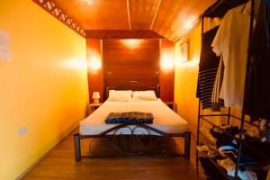 Havana Nights Phi Phi في جزيرة في في: غرفة نوم صغيرة بها سرير وخزانة