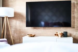 TV a/nebo společenská místnost v ubytování PRIMERA Zimmer mit Gemeinschaftsbad