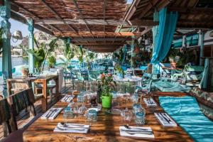 una mesa larga en un restaurante con mesas y sillas azules en A dream on the Cote d'Azur, en Èze