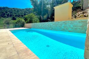 una piscina con agua azul en un patio trasero en A dream on the Cote d'Azur, en Èze