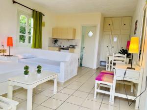 een woonkamer met een bed en een keuken bij Optasia Apartments in Chersonissos