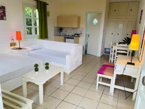 1 dormitorio con 1 cama y cocina con mesa en Optasia Apartments en Hersonissos