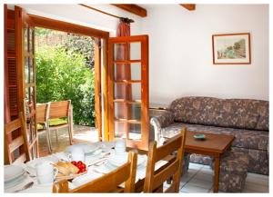 una sala de estar con una mesa y un sofá en Hotel Sunshine Balatonlelle, en Balatonlelle 18 fotos más
