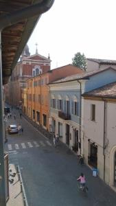 vista para uma rua da cidade com pessoas a andar de bicicleta em Al Ponte di Tiberio em Rimini