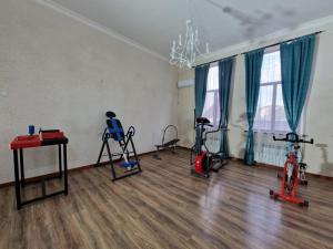 een fitnessruimte met fietsen en fitnessapparatuur in een kamer bij Гостиница-хостел Дастур 