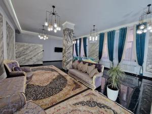 een woonkamer met blauwe gordijnen en een bank bij Гостиница-хостел Дастур 