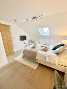 a bedroom with a large bed and a skylight at Luxury en-suite double bedroom Stratford E15 in London