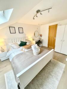 a bedroom with a large white bed in a room at Luxury en-suite double bedroom Stratford E15 in London