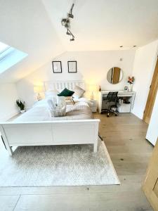 a bedroom with a white bed and a desk at Luxury en-suite double bedroom Stratford E15 in London