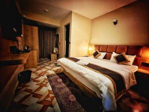 Postel nebo postele na pokoji v ubytování BroZ Nazom Retreat Gangtok