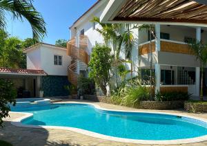 una piscina frente a un edificio en Bahia Residence Cabarete, en Cabarete