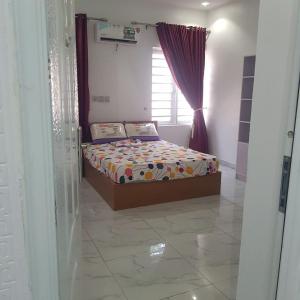 um quarto com uma cama num quarto com uma janela em SURPRISE PALACE em Ibadan