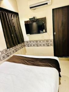 Postel nebo postele na pokoji v ubytování KALPANA RESIDENCY - A Family Hotel