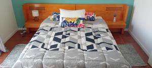 ein Schlafzimmer mit einem Bett mit einem Kopfteil aus Holz in der Unterkunft Vista Funchal in Funchal