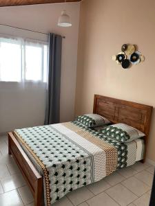 - une chambre avec un grand lit dans l'établissement Ti kaz peruches, à Saint-Pierre