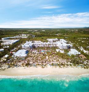 eine Luftansicht eines Resorts am Strand in der Unterkunft Riu Palace Macao - Adults Only - All Inclusive Elite Club in Punta Cana