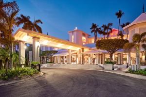 ein großes Gebäude mit Palmen und einer Auffahrt in der Unterkunft Riu Palace Macao - Adults Only - All Inclusive Elite Club in Punta Cana